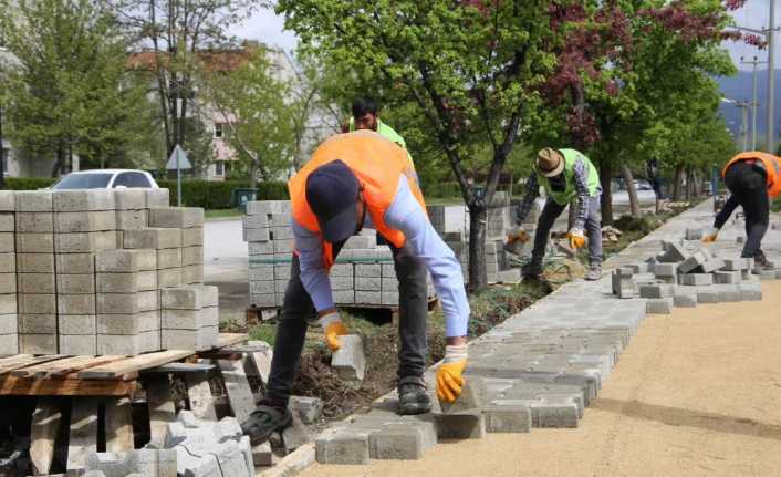 Mengüceli Mahallesinde Kaldırım yenileme çalışmaları yapılıyor