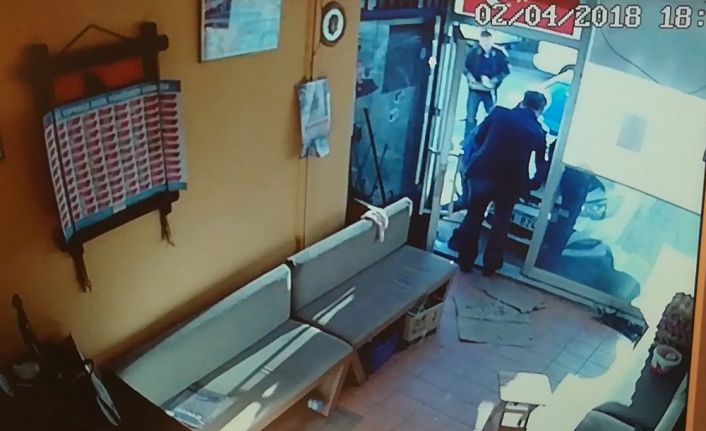 Kocaeli’nin Gebze ilçesinde trafik kazasına bakmak için merakla iş yerinden