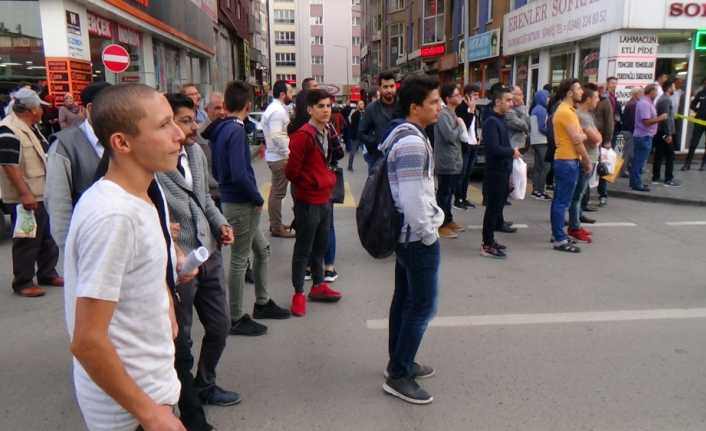 Sivas’ta bir caminin duvarının demirine bırakılan poşet paniğe neden oldu.