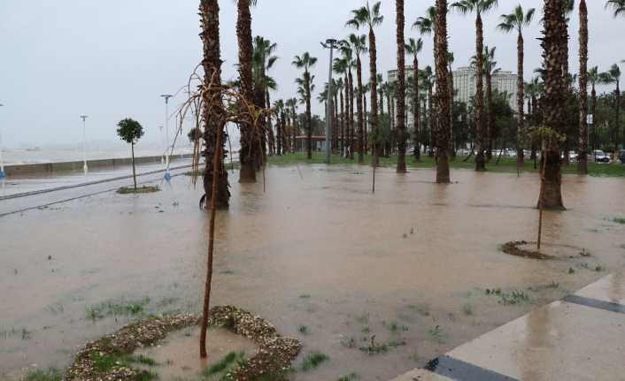 Mersin’de gece yarısından bu yana devam eden yağış hayatı olumsuz