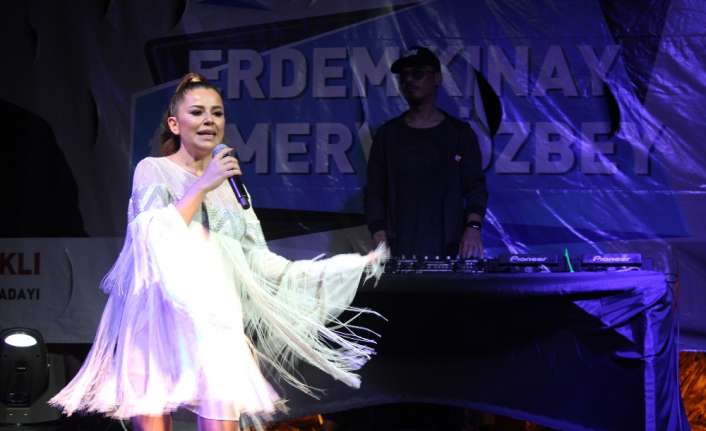 Ünlü şarkıcı Merve Özbey ve ünlü DJ Erdem Kınay Kocaeli’de