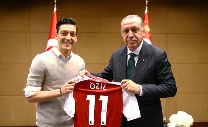 Türk asıllı Alman futbolcu Mesut Özil’e, pek çok sporcu ve