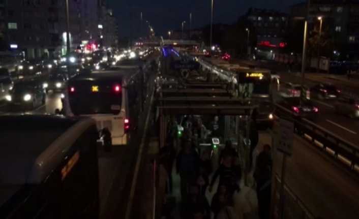 İstanbul’da Beylikdüzü istikametinde seyreden ve Şükrübey durağında arızalanan metrobüs nedeniyle