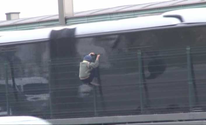 İstanbul Saadetdere’de metrobüse kaçak binmek için canlarını hiçe sayan çocukların