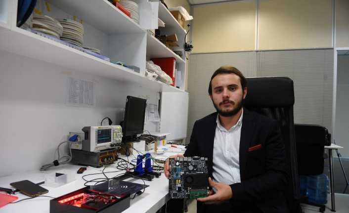 Bursa’da 18 yaşındaki genç girişimci yerli bilgisayar anakartı üretti. 