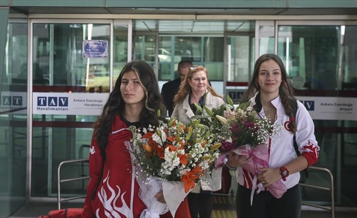 Türkiye Eskrim Federasyonu Başkanı Murat Atalı ve milli sporcular Deniz
