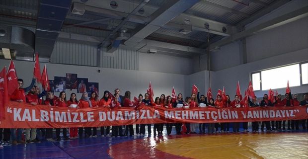 Türkiye Büyük Kadınlar Güreş Milli Takımı sporcuları ve teknik heyet,