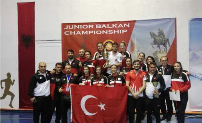 Arnavutluk’un başkenti Tiran’da düzenlenen Balkan Gençler Güreş Şampiyonası’nda Grekoromen ve
