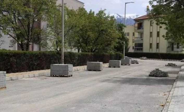 Mimar Sinan Mahallesinde Tretuvar yenileme çalışmaları yapılıyor