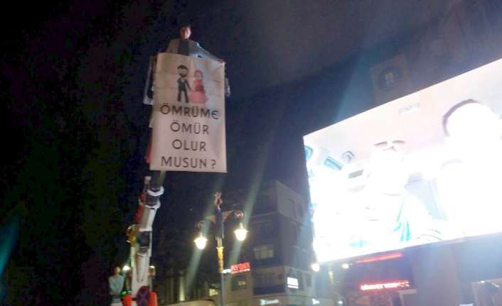 Kütahya’da bir mimar, kız arkadaşına kiraladığı vinçle evlilik teklifinde bulundu.