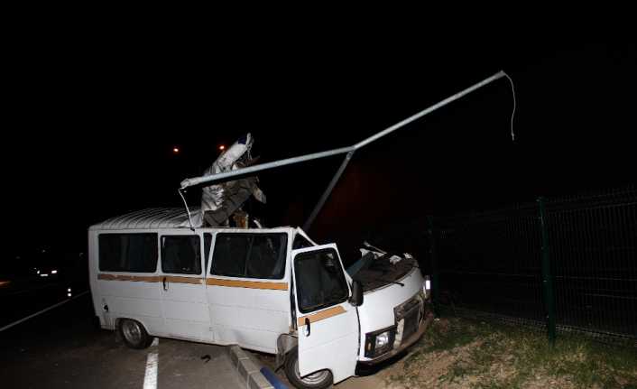 Muğla’nın Fethiye ilçesinde bir minibüsün aydınlatma direğine çarpması 2 kişi