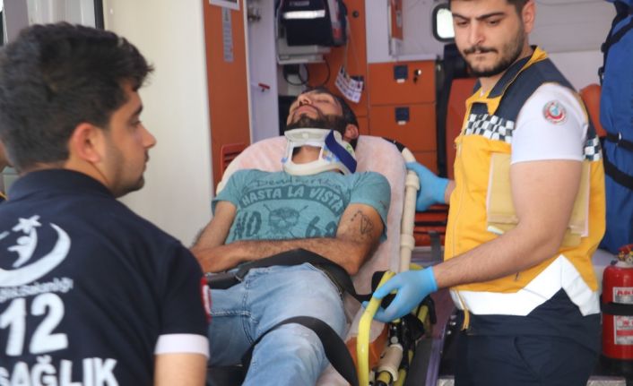 Şanlıurfa’da minibüs halk otobüsüne çarptı. Kazada 6 kişi yaralandı. 