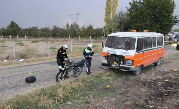 Karaman’da içinde tarım işçilerinin bulunduğu minibüsle çarpışan motosiklet sürücüsü hayatını