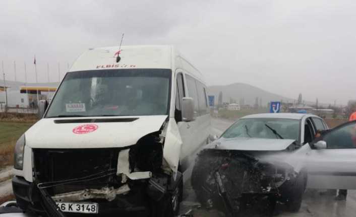 Kahramanmaraş’ın Afşin ilçesinde yolcu minibüsü ile otomobilin çarpışması 3 kişi