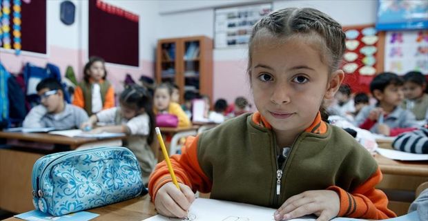İzmir'den Elazığ'a giden eski öğretmeninin "Buradaki çocuklar sizin kadar şanslı