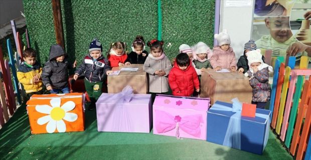 Amasya'da anaokulu öğrencilerince, TSK'nin terör örgütlerine karşı yürüttüğü Zeytin Dalı