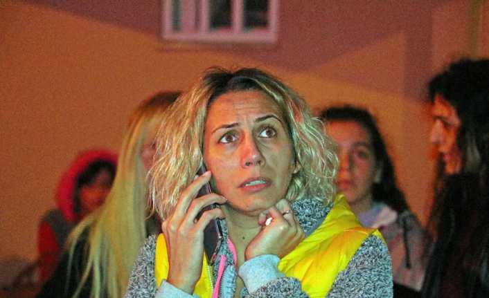 Antalya’da bir apartmanın çatı katında çıkan yangın mahalleliyi korkuttu. Yangın