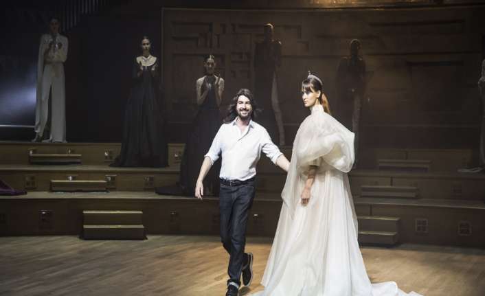 Parisli modacı Stephane Rolland Paris Haute Couture Moda Haftası kapsamında