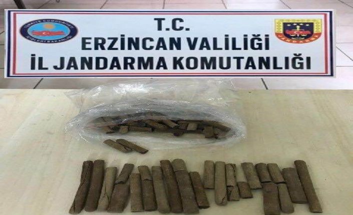 Erzincan İl Jandarma Komutanlığı ekiplerince mont astarının içine gizlenmiş, piyasa