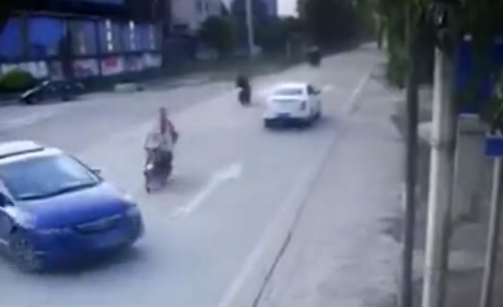 Çin’de oldukça süratli seyreden motosiklet, dönüş yapmakta olan otomobile çarptı.