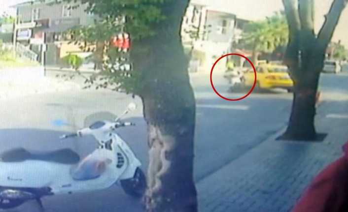 İstanbul Etiler’de seyir halinde olan motosiklet, dönüş yapan ticari taksiye