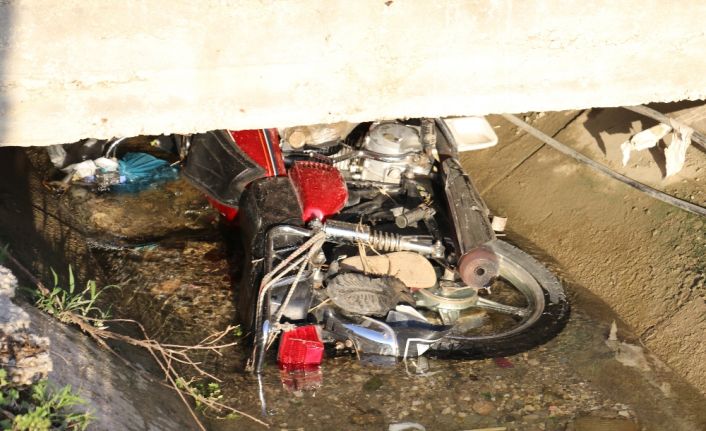 Adana’da sulama kanalına düşen motosiklette bulunan biri kadın iki kişi