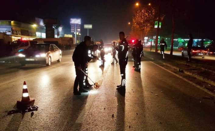 Düzce’de bir motosiklet karşıdan karşıya geçmeye çalışan yayaların arasına daldı.