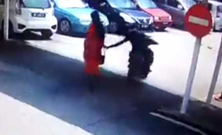 Hindistan’da bir kadının uğradığı kapkaç güvenlik kamerasına yansıdı. 