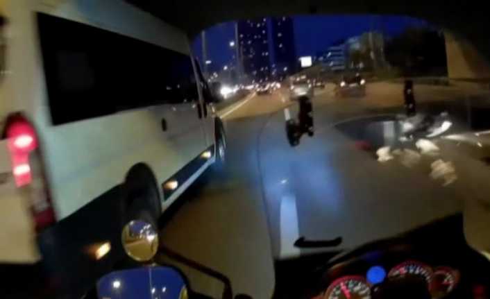 İstanbul’da E-5 karayolu Maltepe mevkisinde motosikletli kuryeye hafif ticari araç