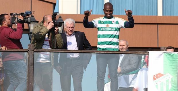Bursaspor, 6 aylığına kiralanan Senegalli oyuncu ile sözleşme imzaladı.
