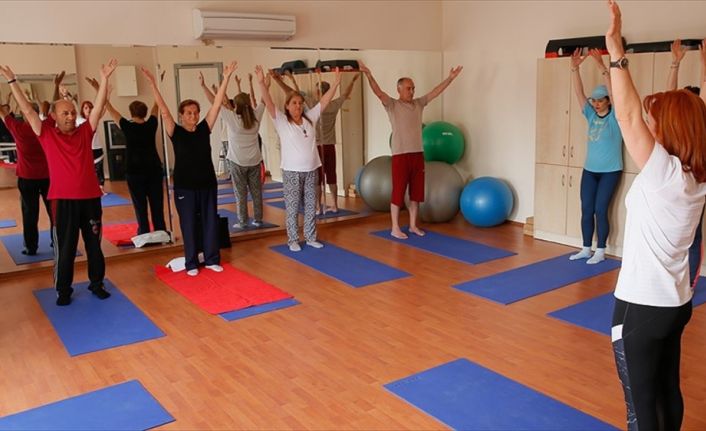 İzmir'de multiple skleroz hastaları, yoga ve film terapisi seanslarıyla rahatsızlıklarıyla