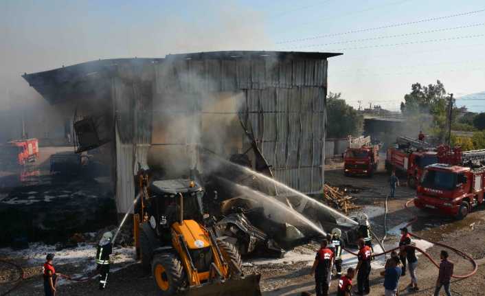 Muğla’nın Ortaca ilçesindeki bir depoda yangın çıktı. 8 itfaiye aracı