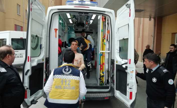 Silahlı saldırıya uğrayan köy muhtarı yaşamını kaybederken, yanında bulunan Afgan