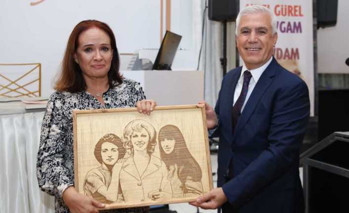 Nilüfer Belediyesinin “Kadın Hayata Yakın” programına katılan Müjde Ar, annesi
