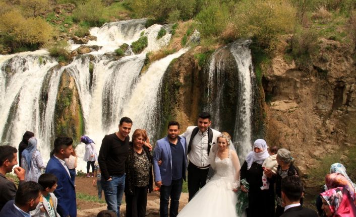 Van’da ilkbahar mevsimiyle birlikte adeta coşan Muradiye Şelalesi, yerli ve