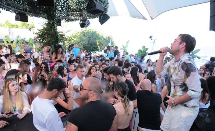 Bodrum’da gündüz konser veren Murat Dalkılıç, yeni klibi için sitilini
