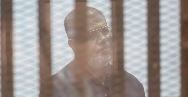 Mısır'da darbeyle görevinden uzaklaştırılan ülkenin seçilmiş ilk Cumhurbaşkanı Mursi'nin hapishanede