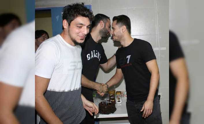 Antalyaspor’da defans oyuncusu Musa Nizam’ın 28. yaşı, pasta kesilerek kutlandı.