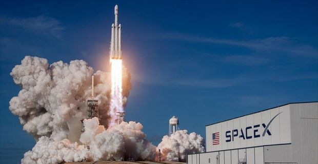 Dünyanın en güçlü ticari roketini, Tesla marka spor arabasıyla birlikte