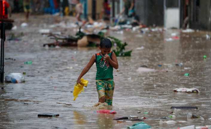 Filipinler’in başkenti Manila yakınlarındaki Rizal bölgesinde etkili olan muson yağmurları,