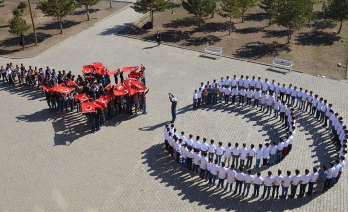 Muş'un Malazgirt ilçesinde ortaokul öğrencileri, ay yıldız koreografisi oluşturarak Zeytin