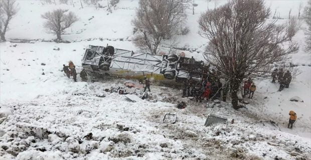 Muş'ta yolcu otobüsünün devrilmesi sonucu 6 kişi yaşamını yitirdi, 29