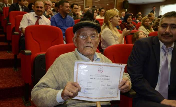 Denizli’de yetişkinlere yönelik başlatılan okuma yazma kurslarından mezun olan 4