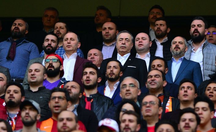 Galatasaray-Trabzonspor maçında başkanlar Mustafa Cengiz ile Muharrem Usta, protokol tribününde