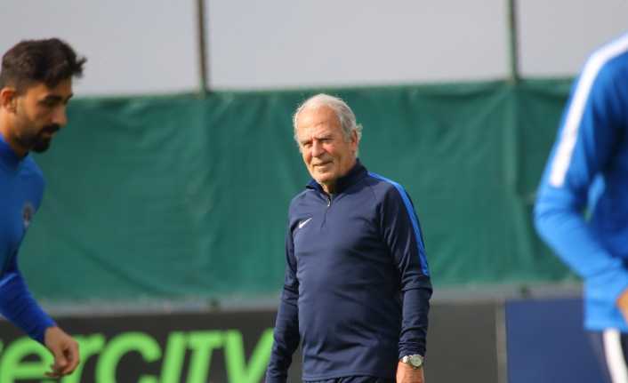 Kasımpaşa Teknik Direktörü Mustafa Denizli, Erzurumspor maçının çıkışa geçen iki