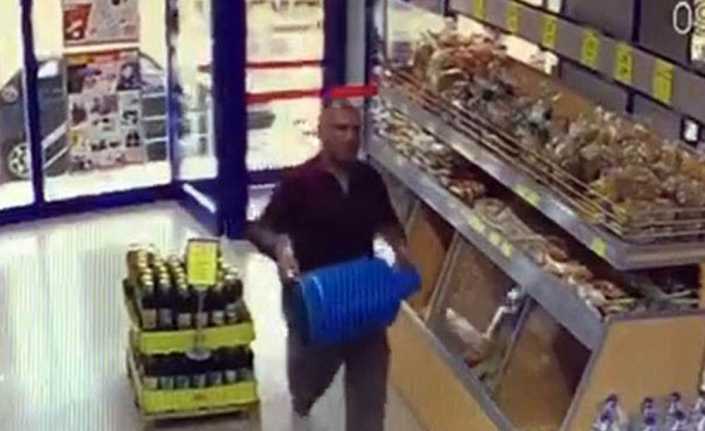 Adana’da evinin duvarına kamyonla zarar veren market görevlilerine kızan vatandaş,