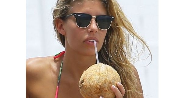 Natasha Oakley'den seksi kareler!