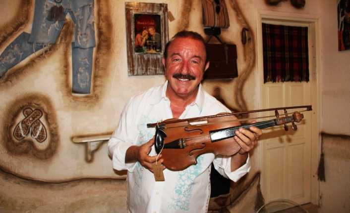 Bodrum’da bir açılışa katılan ünlü sanatçı Nejat Alp, sahnelere geri