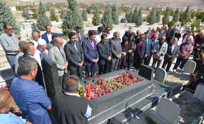 Merhum bozlak ustası Neşet Ertaş, ölümünün 6. yılında mezarı başında