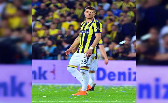 Fenerbahçe’nin başarılı defans oyuncusu Roman Neustadter baba oldu. 